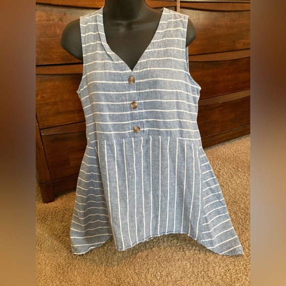 Beachlunchlounge Sleeveless V-Neck Top. Size Medium. - Picture 8 of 8